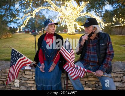 Dripping Springs, Texas, USA. November 2020. Ein Paar wartet darauf, dass der republikanische US-Senator John Cornyn bei einer Dripping Springs, Texas Ranch, für eine Wahlkampfrally ankommt. Cornyn ist die Zusammenfassung seiner Kampagne für eine vierte Amtszeit im US-Senat. Kredit: Bob Daemmrich/Alamy Live Nachrichten Stockfoto