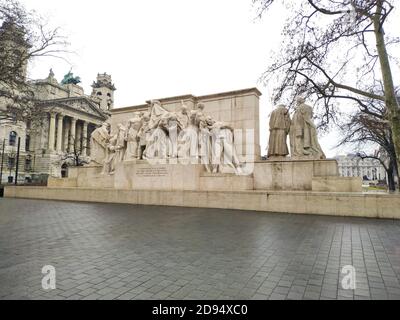 Budapest, Ungarn - Feb 8, 2020: Komplette Kalksteinstatue von Denkmälern am Kossuth Platz neben dem Parlamentsgebäude Stockfoto