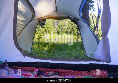 Blick vom Innenzelt auf den Wald und den See Stockfoto