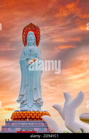 Selektiver Fokus. White Guan Yin Statue im Nanshan Buddhist Cultural Park bei Sonnenaufgang, Sanya, Hainan Island, China. Stockfoto