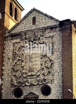 FACHADA - 1566 - ESCUDO DE ARMAS DEL OBISPO PEDRO DE LA GASCA - RENACIMIENTO ESPAÑOL. AUTOR: GIL DE HONTAÑON RODRIGO. ORT: IGLESIA DE LA MAGDALENA. Valladolid SPANIEN. Stockfoto