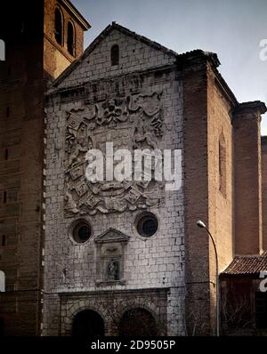 FACHADA - 1566 - ESCUDO DE ARMAS DEL OBISPO PEDRO DE LA GASCA - RENACIMIENTO ESPAÑOL. AUTOR: GIL DE HONTAÑON RODRIGO. ORT: IGLESIA DE LA MAGDALENA. Valladolid SPANIEN. Stockfoto