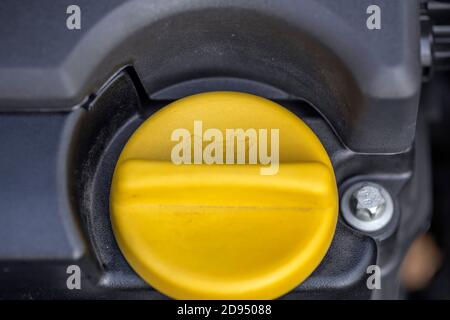 Ölzeichen auf gelbem Öldeckel am Automotor. Stockfoto