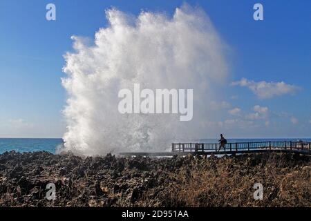 Water Blow Nusa Dua hat sehr starke Wellen, weil es direkt auf den Indischen Ozean. Stockfoto