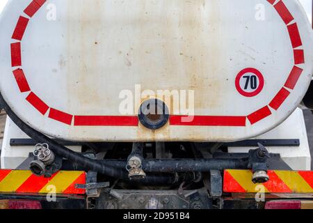 Wasserfahrzeug von der Rückseite auf der Baustelle. Stockfoto