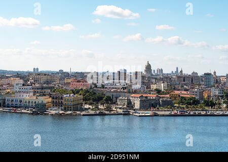 Sehr detailreiche Panoramaaussicht. Schöner Panoramablick auf die Altstadt von Havanna vom alten Leuchtturm. Stockfoto