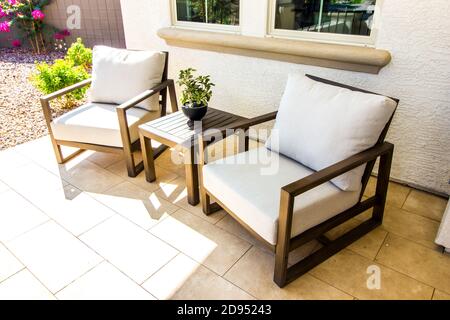 Veranda Mit Zwei Sesseln Mit Weißen Kissen & Kleiner Tisch Stockfoto