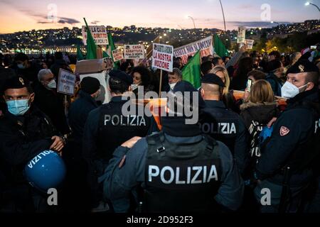 Neapel, Italien. Januar 2016. Während der Demonstration halten Demonstranten mit Gesichtsmasken Plakate.die Arbeiter protestieren gegen die restriktiven Maßnahmen der Regierung infolge der Zunahme von Covid19-Infektionen, die sie zwingen, mit einer schlechten wirtschaftlichen Rettung geschlossen zu bleiben. Kredit: Valeria Ferraro/SOPA Images/ZUMA Wire/Alamy Live Nachrichten Stockfoto