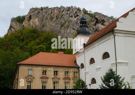 Niedrige Winkelaufnahme des Benediktinerklosters in Broumov, Tschechische Republik Stockfoto