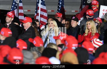 Kenosha, Wisconsin, USA. November 2020. Präsident Donald J. TrumpÃ¢â‚¬â„¢ Kinder begleiteten ihn bei seiner Kundgebung am Kenosha Airport in Kenosha, Wisconsin, Montag, 2. November 2020 am Tag vor dem Wahltag. Eric Trump ist links, Tiffany Trump Zweiter von links, Schwiegersohn Jared Kushner Zweiter von rechts, und Ivanka Trump, rechts.das Ereignis war seine nächste Rallye vor der Wahl. (Bild: © Mark HertzbergZUMA Wire) Stockfoto