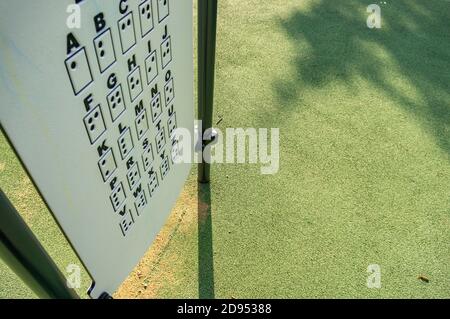 Buchstaben auf einer weißen Oberfläche im Freien Stockfoto