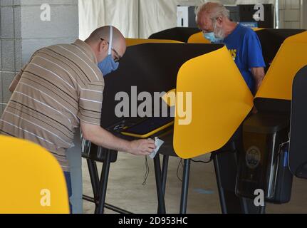 Inglewood, Usa. November 2020. Ein Wahlhelfer desinfiziert eine Wahlstation, während die Wähler ihre Stimmzettel im Dodger Stadium in Los Angeles abgeben, einem von 768 persönlichen Wahlzentren, das am Montag, den 2. November 2020 im gesamten Bezirk Los Angeles eröffnet wurde. In-Person-Abstimmung begann für die meisten kalifornischen Grafschaften am vergangenen Wochenende, als Kommunalwahlen Beamten eröffnet Wahllokale früh, um Massen am Wahltag zu vermeiden. Foto von Jim Ruymen/UPI Kredit: UPI/Alamy Live Nachrichten Stockfoto