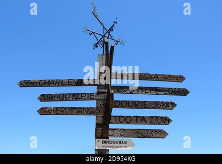 Alte hölzerne Distanzen Markierpfosten, Windorah, Queensland, QLD, Australien Stockfoto