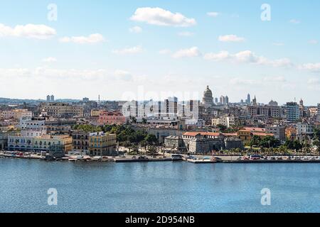 Sehr detailreiche Panoramaaussicht. Schöner Panoramablick auf die Altstadt von Havanna vom alten Leuchtturm. Stockfoto