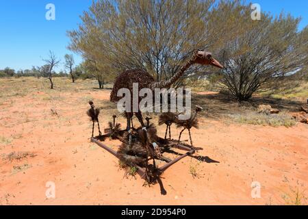 Metal Daddy Emu and Chicks Skulptur von Outback Künstlerin Milynda Rogers, Windorah, eine verschlafene abgelegene Outback Stadt, Queensland, QLD, Australien Stockfoto