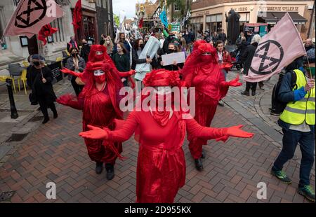 Canterbury, Großbritannien. Oktober 2020. Extinction Rebellion Prozession geführt von den Roten Rebellen über Westgate Towers durch das Zentrum von Canterbury entlang der Fußgängerzone High Street. Ein neues Tag der Toten Spektakel in der Stadt mit Musik, Skeletttieren, und die Trauer und Trost der Roten Rebellen. XR sagt, es besteht die Notwendigkeit, die Regierung und die Institutionen aufzufordern, die Wahrheit über die Klima- und ökologischen Krisen zu sagen, in denen wir uns befinden, und jetzt zu handeln und hinter die CEE-Rechnung zu kommen. Veranstaltet von Extinction Rebellion Canterbury und Extinction Rebellion Southeast UK. Quelle: Stephen Bell/Alamy Stockfoto