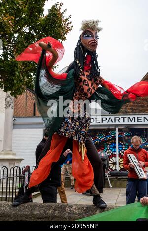 Canterbury, Großbritannien. Oktober 2020. Extinction Rebellion Prozession geführt von den Roten Rebellen über Westgate Towers durch das Zentrum von Canterbury entlang der Fußgängerzone High Street. Ein neues Tag der Toten Spektakel in der Stadt mit Musik, Skeletttieren, und die Trauer und Trost der Roten Rebellen. XR sagt, es besteht die Notwendigkeit, die Regierung und die Institutionen aufzufordern, die Wahrheit über die Klima- und ökologischen Krisen zu sagen, in denen wir uns befinden, und jetzt zu handeln und hinter die CEE-Rechnung zu kommen. Veranstaltet von Extinction Rebellion Canterbury und Extinction Rebellion Southeast UK. Quelle: Stephen Bell/Alamy Stockfoto