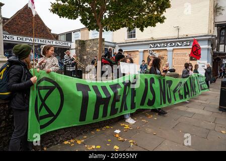 Canterbury, Großbritannien. Oktober 2020. Extinction Rebellion Prozession geführt von den Roten Rebellen über Westgate Towers durch das Zentrum von Canterbury entlang der Fußgängerzone High Street. Ein neues Tag der Toten Spektakel in der Stadt mit Musik, Skeletttieren, und die Trauer und Trost der Roten Rebellen. XR sagt, es besteht die Notwendigkeit, die Regierung und die Institutionen aufzufordern, die Wahrheit über die Klima- und ökologischen Krisen zu sagen, in denen wir uns befinden, und jetzt zu handeln und hinter die CEE-Rechnung zu kommen. Veranstaltet von Extinction Rebellion Canterbury und Extinction Rebellion Southeast UK. Quelle: Stephen Bell/Alamy Stockfoto