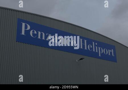 Schild für den Heliport in Penzance mit Flügen nach Tresco Und St. Mary's auf den Scilly-Inseln Stockfoto