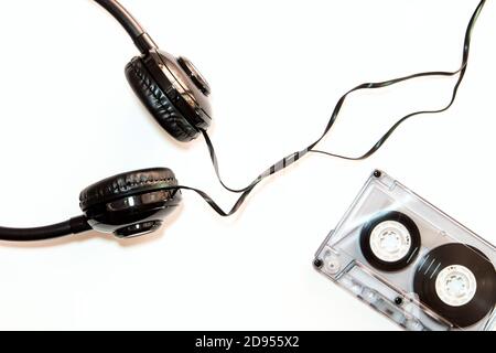 Audio Cassette und Kopfhörer auf weißem Hintergrund Stockfoto