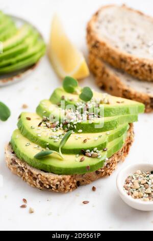 Veganer Toast mit Avocado, Spirulina Pulver und Samen. Gewichtsverlust, Diät-Konzept Stockfoto