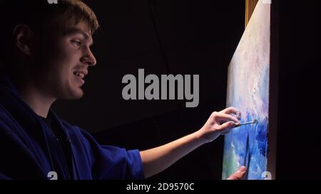 Artist kopist Farbe Marine mit Schiff im Ozean. Handwerker Dekorateur zeichnen wie Boot segeln am blauen Meer mit Acryl öl Farbe. Stockfoto