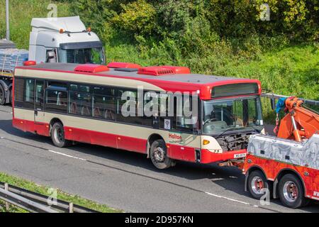 Halton Transport Bustour, Red Cream Bus, private Vermietung, Tagesausflüge und Passagiere aufgeschlüsselt Urlaubsreisen auf der Autobahn M6 in Manchester, Großbritannien Stockfoto