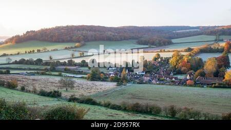 Am frühen Herbstmorgen bei Sonnenaufgang mit Blick auf das Dorf Turville in den chilterner Hügeln. Turville, Buckinghamshire, England Stockfoto