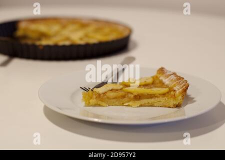 Teller mit Stück leckeren hausgemachten Apfelkuchen auf weiß Tabelle Stockfoto