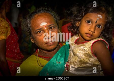 PUDUCHERRY, INDIEN - DEZEMBER CIRCA, 2019. Religiöse hinduistische Feiertage. Festliche Nacht Festival Ganesh feiern, Götter. Puja-Feier Stockfoto