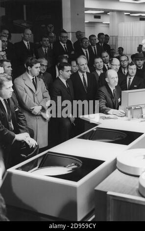 Demonstration des Rechners IBM 1440 Data Processing System auf der IBM Business Show im New York Coliseum, April 1963. Stockfoto