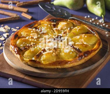 Birne- und Mandelherb. Tarte aux poires amandine. Essen Frankreich Stockfoto