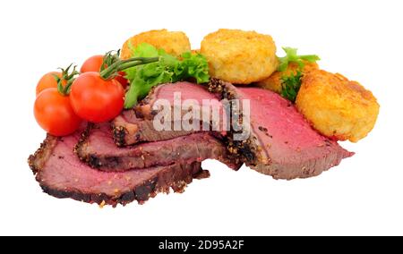 In Scheiben gerösteter Pfeffer und Salz bedeckt Rindfleisch Rumpsteak mit Tomaten und Kartoffelsti isoliert auf weißem Hintergrund Stockfoto