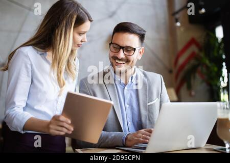 Freundliche Mitarbeiter in Büros arbeiten und gemeinsam Brainstorming Stockfoto