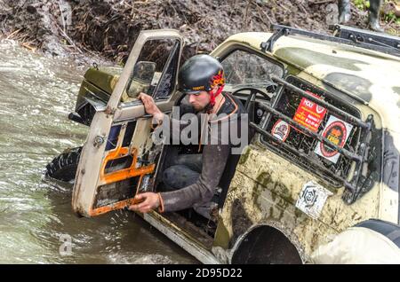 SALOVKA, Russland - 5. Mai 2017: 4x4 Geländewagen in einer Pfütze auf dem jährlichen Wettbewerb' 'Trofi' rubezh 2017' Stockfoto