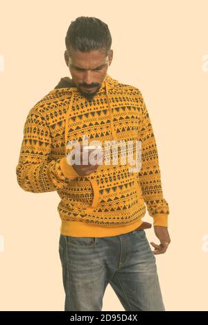 Porträt eines jungen bärtigen indischen Mannes mit Kapuzenpullover Stockfoto