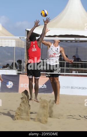 IZMIR, TÜRKEI - 27. SEPTEMBER 2020: Undefinierte Athleten deutscher und polnischer Mannschaften im Halbfinale der U22 Beach Volleyball Europameisterschaft Stockfoto