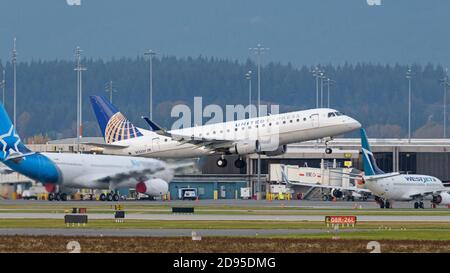 Richmond, British Columbia, Kanada. November 2020. Ein United Express Embraer 175LR Jet (N132SY), der von SkyWest Airlines betrieben wird, hebt vom Vancouver International Airport ab. Quelle: Bayne Stanley/ZUMA Wire/Alamy Live News Stockfoto