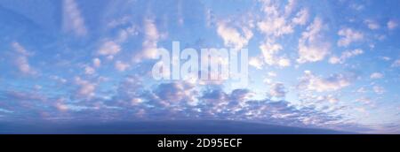 Panorama der Morgenwolken, die den Sonnenaufgang bedecken. Stockfoto