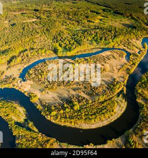 Luftaufnahme Green Forest Woods Und Flusslandschaft Im Sonnigen Frühling Sommertag. Top Blick Auf Die Schöne Europäische Natur Von High Attitude Im Herbst Stockfoto