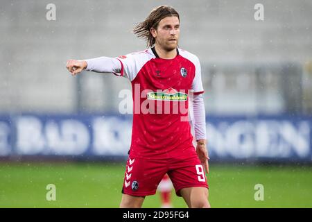 Freiburg Im Breisgau, Deutschland. November 2020. Fußball: Bundesliga, SC Freiburg - Bayer Leverkusen, 6. Spieltag, Schwarzwaldstadion. Freiburgs Lucas Höler Gesten. Kredit: Tom Weller/dpa - WICHTIGER HINWEIS: Gemäß den Bestimmungen der DFL Deutsche Fußball Liga und des DFB Deutscher Fußball-Bund ist es untersagt, im Stadion und/oder aus dem Spiel aufgenommene Aufnahmen in Form von Sequenzbildern und/oder videoähnlichen Fotoserien zu nutzen oder auszunutzen./dpa/Alamy Live News Stockfoto