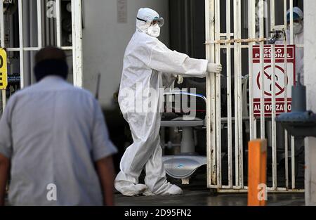 Ciudad Juarez, MEXIKO. November 2020, 02. Medizinisches Personal trägt die Leiche einer an Covid-19 verstorbenen Person auf einer Bahre in die Leichenhalle des Allgemeinen Krankenhauses in Ciudad Juarez. Quelle: Luis Torres/Alamy Live News Stockfoto