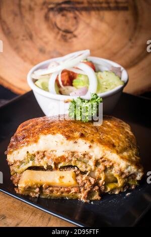 Portion Greak Moussaka mit Salat und Garnierung Stockfoto