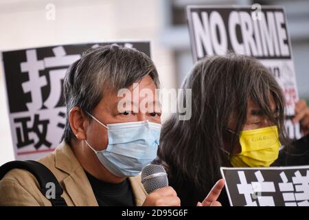 Hongkong, China. November 2020. Der Aktivist Lee Cheuk-yan (L) mit Gesichtsmaske spricht nach einer Gerichtsverhandlung vor dem West Kowloon Magistrate Court zu den Medien.26 Pro-Demokratie-Aktivisten aus Hongkong, darunter der Medien-Tycoon Jimmy Lai und Joshua Wong, erscheinen vor Gericht, nachdem sie angeklagt wurden, an einem teilzunehmen oder andere dazu anzustacheln Illegale Versammlung im Zusammenhang mit einer verbotenen Mahnwache am 4. Juni zum Gedenken an die Unterdrückung des Tiananmen Squaure. Kredit: SOPA Images Limited/Alamy Live Nachrichten Stockfoto