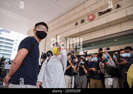 Hongkong, China. November 2020. Die pro-demokratischen Aktivisten Joshua Wong (L) und Tiffany Yuen (R) mit Gesichtsmasken kommen zusammen mit anderen Aktivisten am West Kowloon Magistrate Court an.26 Pro-Demokratie-Aktivisten aus Hongkong, darunter der Medien-Tycoon Jimmy Lai und Joshua Wong, erscheinen vor Gericht, nachdem sie angeklagt wurden, an einer teilzunehmen oder andere dazu anzustiften Illegale Versammlung im Zusammenhang mit einer verbotenen Mahnwache am 4. Juni zum Gedenken an die Unterdrückung des Tiananmen Squaure. Kredit: SOPA Images Limited/Alamy Live Nachrichten Stockfoto