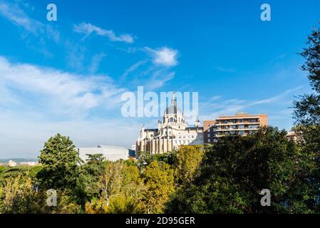 Stadtbild von Madrid mit Almudena Kathedrale ein blauer Himmel Tag Im Herbst Stockfoto