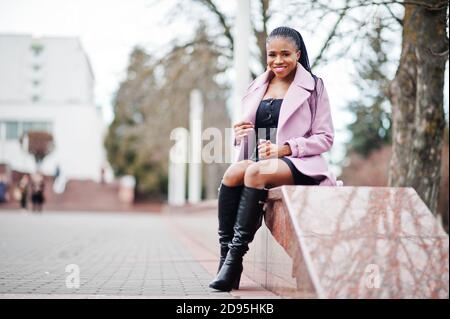 Junge stilvolle schöne afroamerikanische Frau in der Straße, tragen Mode-Outfit Mantel. Stockfoto