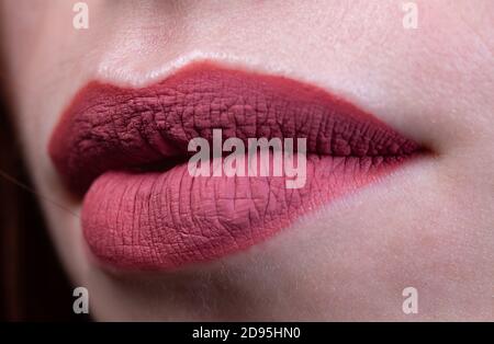 Bild der weiblichen Lippen mit rotem matten Lippenstift Stockfoto