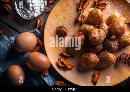 Bunuelos de viento - traditionelle kolumbianische süße frittierte Gebäckstücke. Spanischer Osterdonut. Mexikanisch golden, knusprig-süß, Tortilla-wie Krapfen sind Stockfoto