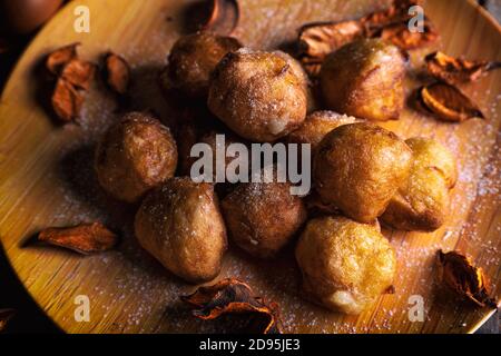 Bunuelos de viento - traditionelle kolumbianische süße frittierte Gebäckstücke. Spanischer Osterdonut. Mexikanisch golden, knusprig-süß, Tortilla-wie Krapfen sind Stockfoto